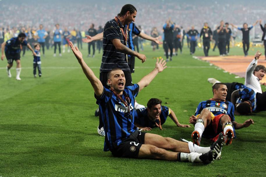 22 maggio 2010: Walter Samuel festeggia la conquista della Champions League.